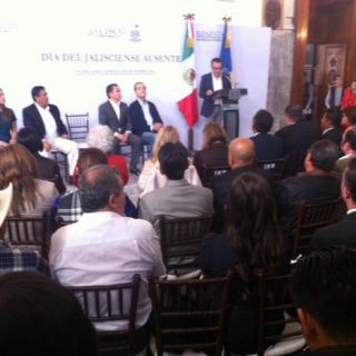 Facilitan trámites a paisanos