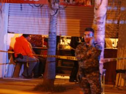 En el sitio de la agresión se hallaron dispersos alrededor de 20 casquillos calibre 9 milímetros y 38 súper. ESPECIAL /