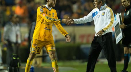 El técnico Ricardo Ferretti (d), busca que sus pupilos practiquen penaltis por si la contienda tiene que definirse así otra vez. MEXSPORT / J. Martínez