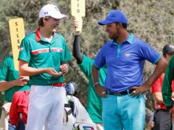 El tapatío Carlos Ortiz (I) platica con el argentino Miguel Ángel Carballo durante la Copa Latino de Golf 2014. FACEBOOK / Golf-Latino