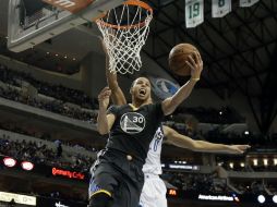 El guardia de los Warriors de Golden State, Stephen Curry (30), fue el mayor anotador del juego ante Dallas. AP / T. Gutiérrez