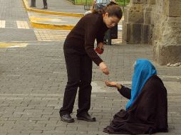 Entre las razones por las que dan ese dinero, destacan ayudar al prójimo, lástima y obligación moral. EL INFORMADOR / ARCHIVO