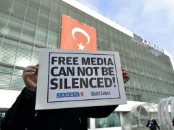 Las detenciones han desatado protestas para liberar a los periodistas coreando: 'la prensa libre no puede silenciarse'. AP / A. Celiktas