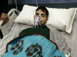 Una de las víctimas del accidente recibe tratamiento en un hospital. AP /