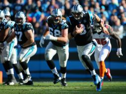 Derek Anderson, con el número tres, lanza para 277 yardas y un touchdown. AFP / S. Lecka
