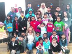 Felicidad. La actriz compartió con niños y grandes la alegría del espíritu navideño. SUN /