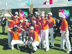 Festejo. El equipo Latinoamericano con el trofeo que los acredita como campeones en la primera edición del torneo. ESPECIAL /  CLG 2014