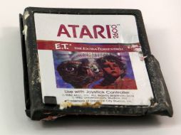 Es uno de los cartuchos del videojuego desenterrados de un basurero en Nuevo México. AP / Smithsonian's National Museum of History