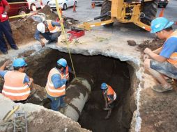 Personal del SIAPA ya trabaja en la reparación de la fuga. FACEBOOK / Siapa Gdl