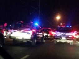 Policías de Zapopan acudieron al lugar donde localizaron el vehículo de los presuntos agresores. TWITTER / @luisjavierdd