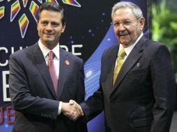El Mandatario mexicano Enrique Peña Nieto, se alegró por la decisión de Raúl Castro (i) y Barack Obama. AP / ARCHIVO