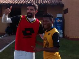 Hay buen ambiente en el campo de los Leones, aquí González (d) con Araujo. EL INFORMADOR / A. Ramírez