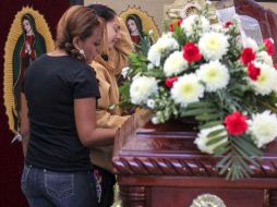 Se despiden de Sergio Pacheco a una calle del sepelio del hijo de Hipólito Mora. SUN / J. Serratos