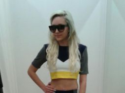 La actriz recorrió el campus de la universidad en un carrito de golf mientras escuchaba y cantaba la canción 'Roar' de Katy Perry. TWITTER / @amandabynes