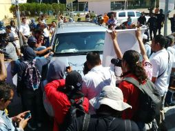 El presidente municipal de Acapulco no ocultó su nerviosismo ante la retención, al final se fue en otro vehículo. EFE / F. Meza