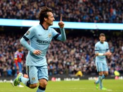 El centrocampista español David Silva celebra uno de los dos goles que anotó al Crystal Palace. AFP / O. Scarff