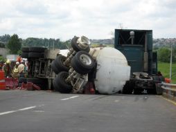 La pipa, de 13 mil litros de capacidad, vuelca sobre la carretera y el conductor es hallado muerto. EL INFORMADOR / ARCHIVO