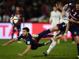 Kannemann se arroja de palomita para evitar que el balón llegue a Benzema durante el partido final del Mundial de Clubes. AFP / J.Soriano