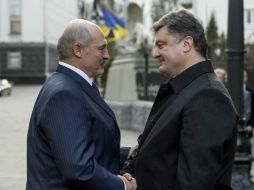 Petro Poroshenko da la bienvenida a Alexander Lukashenko. AP / M. Lazarenko