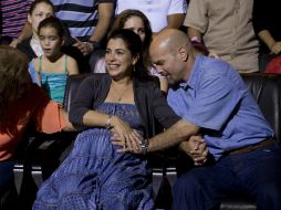 El agente acaricia el vientre de su pareja en la celebración del regreso del grupo de 'Los Cinco'. AP / R. Espinosa