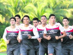 Juan Carlos 'el Negro' Medina al frente del grupo que trota en las instalaciones del Hotel Isla Navidad. ESPECIAL / ATLAS