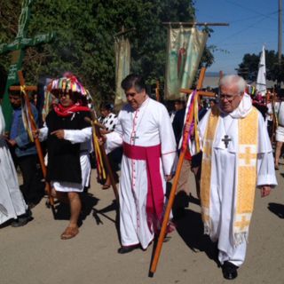 Padres de normalistas se unen a marcha por Acteal