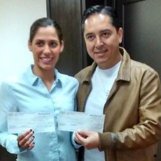 Nuria Diosdado recibe su beca de Code Jalisco
