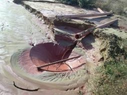 Aproximadamente 700 metros cúbicos de aguas lodosas provocan coloración rojiza. TWITTER / @PROFECO