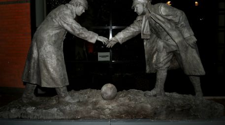 Esta estatua conmemora el encuentro supuestamente celebrado entre las trincheras de ambos bandos en las fiestas navideñas de 1914. AP / R. Vieira