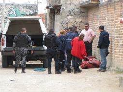 Peritos forenses llegan para levantar el al hombre sin determinar aún cómo es que lo habían asesinado. EL INFORMADOR /