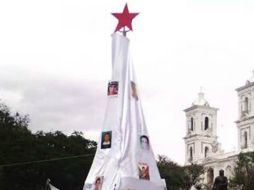 Conforme pasa el tiempo, la gente se acerca a observar el árbol representativo para recordar a los jóvenes estudiantes. SUN /