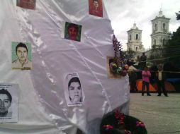 La CETEG coloca un árbol de Navidad con fotos de los 43 normalistas de Ayotzinapa. SUN /