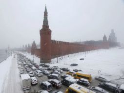 Un tramo de 50 kilómetros de la carretera circunvalación que rodea la capital rusa queda paralizado. EFE / M. Shipenkov