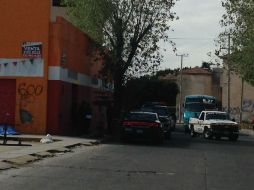 Uno de los muertos fue llevado a la morgue por  el Servicio Médico Forense; la Fiscalía y Policías municipales investigan los hechos. EL INFORMADOR /