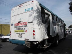 Un minibús de la ruta 54-A resulta dañado en el accidente. EL INFORMADOR /