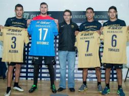 Los refuerzos muestran su playera al ser presentados hoy en una rueda de presna en el estadio Olímpico Universitario. TWITTER / @PumasMX