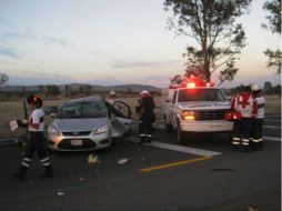 Las autoridades acudieron poco antes de las siete de la noche al lugar donde ocurrió el hecho vial. ESPECIAL /