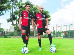Juan Carlos Valenzuela y el delantero Carlos Ochoa llegan para apuntalar el plantel rojinegro en la Liga MX y la Copa Libertadores. ESPECIAL /  @atlasfc