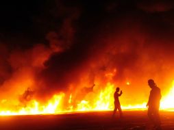 Las operaciones realizadas por guardias de las instalaciones y voluntarios para acabar con el incendio podrían durar varios días. AFP / ARCHIVO