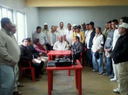 El comisionado Alfredo Castillo informa a través de Twitter que personal de la CEDH Michoacán dialoga con Mora y sus hombres. TWITTER / @Comisionadomich