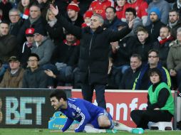 El técnico de Chelsea se queja del penalti que no se marcó sobre Cesc Fábregas. AP / T. Ireland