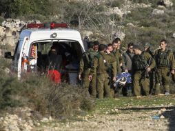 El fallecido recibe asistencia médica en el lugar de los hechos y otro joven es llevado a un hospital con heridas graves. EFE / A. Badarneh