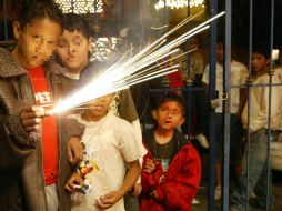 Recomiendan no dejar a los menores jugar con juegos pirotécnicos. EL INFORMADOR / ARCHIVO