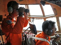 Al menos 30 barcos, 15 aviones y siete helicópteros prosiguen por tercer día con las labores de búsqueda. AP / D. Alangkara