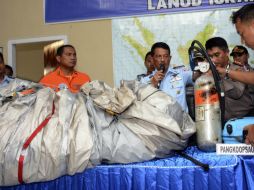Recuperan algunas partes del avión que flotaban en el mar. AP / D. Nurcahyani