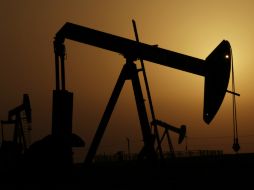 Es probable que el exceso de la oferta global del hidrocarburo se vea contenida por la disminución de producción en Libia. AP / ARCHIVO