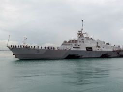 El USS Fort Worth de EU ayuda en las tareas de búsqueda del avión de AirAsia. AFP /  US NAVY