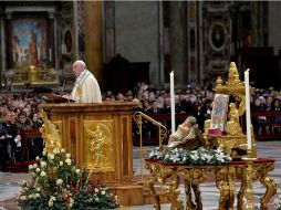 El Papa Francisco, en el altar mayor, donde se encuentra una imagen del niño Jesús en una cuna de oro bajo un gran libro de evangelios. EFE / E. Ferrari