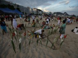 Muchos cariocas harán sus ofrendas de flores a Yemanjá, la diosa del mar en el Candomblé, el culto afrobrasileño. EFE / M. Sayao