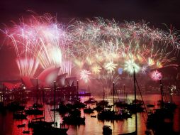 Sidney recibió el 2015 con un espectáculo de fuegos artificiales ante más de un millón y medio de espectadores. EFE / N. Short